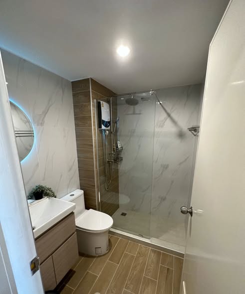 room interior and bathroom of Cozy Living 6 Beds Townhouse @ BTS ONNUT
