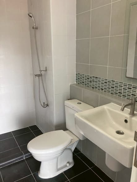 bathroom of D Condo Sukhumvit 109