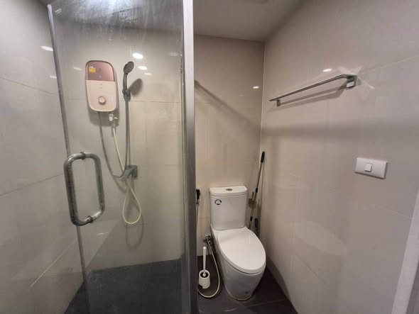 room interior and bathroom of DOLCE LA SALLE