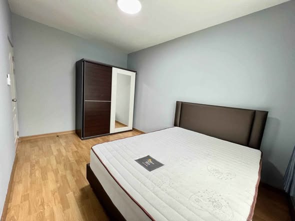 bedroom of Doodee Eyelash Extensions
