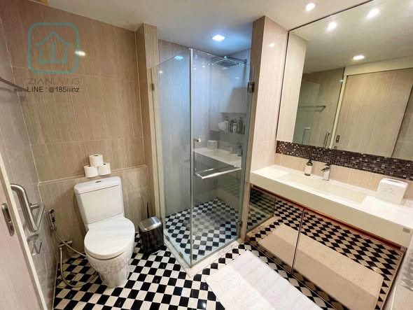 bathroom of Downtown49
