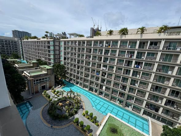 pool of Dusit Grand Park