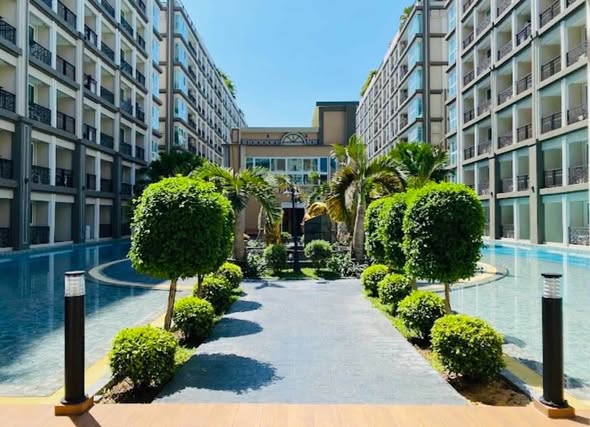 pool of Dusit Grand Park