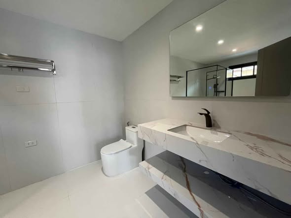 bathroom of Eakmongkol Village Pattaya