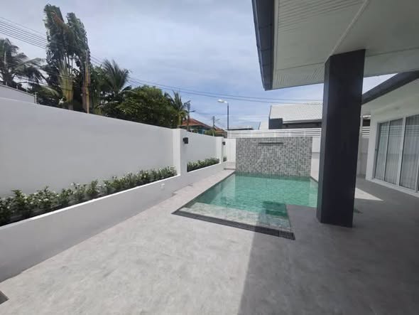 pool of Eakmongkol Village Pattaya