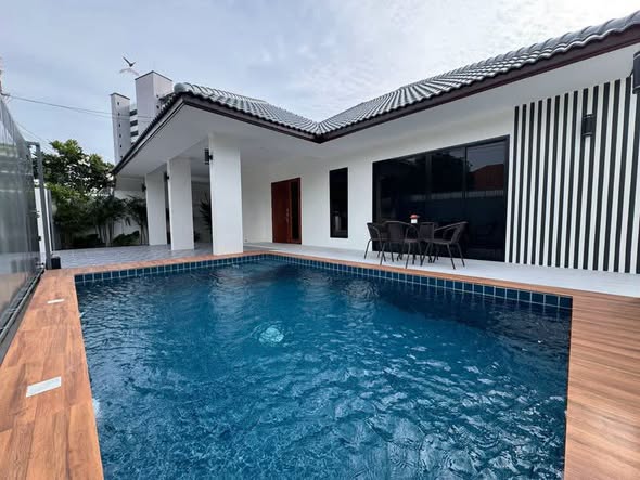 pool and room interior of Eakmongkol Village Pattaya