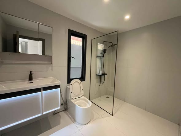 room interior and bathroom of Eakmongkol Village Pattaya