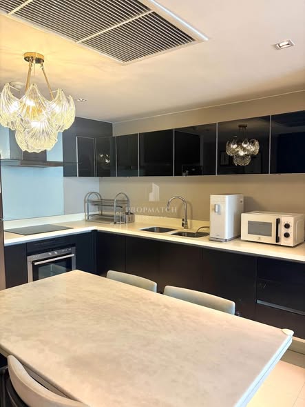 bathroom and kitchen of Eight Thonglor Residence