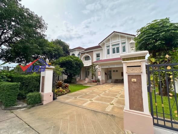 Ekamai Luxury Home