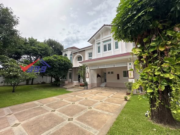 Ekamai Luxury Home