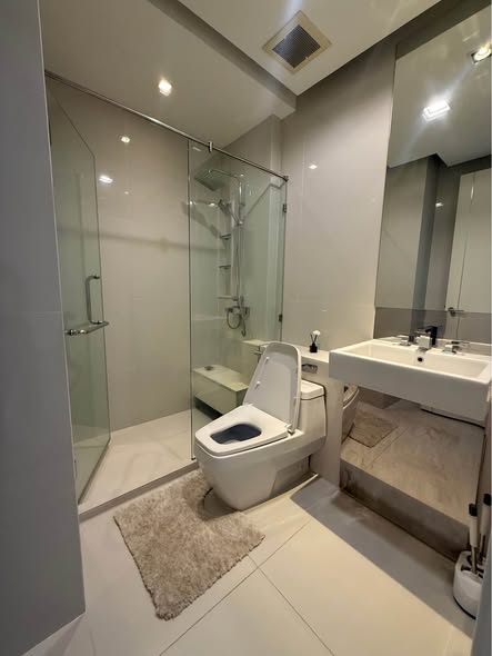 bathroom of Equinox Phahol Vibha