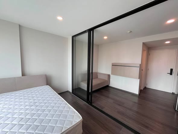 bedroom and room interior of FLEXI Sathon-Charoen Nakhon