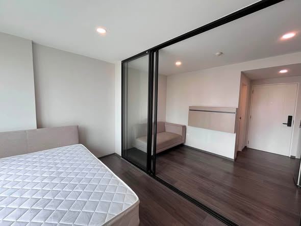 bedroom and room interior of FLEXI Sathon-Charoen Nakhon