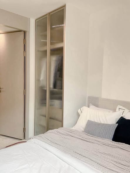 bedroom and room interior of Fynn Asoke