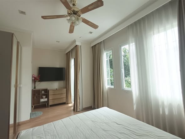 bedroom and room interior of Golden Town Pattaya