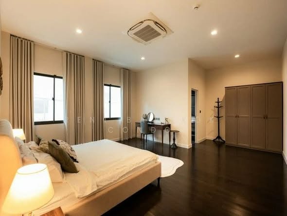 bedroom and room interior of Grand Bangkok Boulevard Sukhumvit – Srinakarin