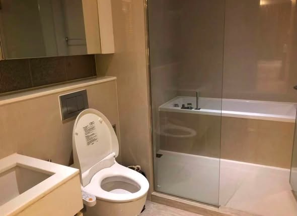 bathroom of H Sukhumvit 43 Condominium