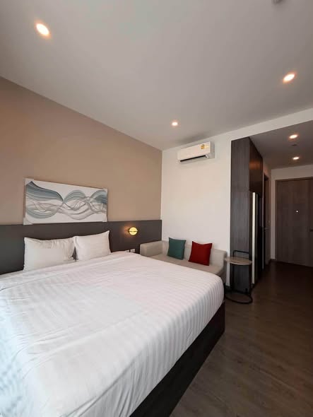 bedroom of Hampton Sriracha