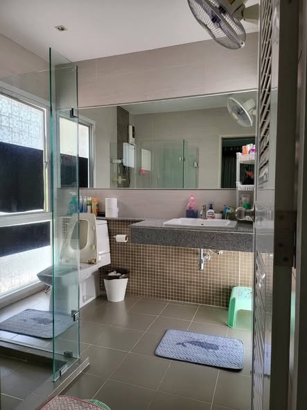 room interior and bathroom of Home Place The Park (Ring Road – Rama 9).