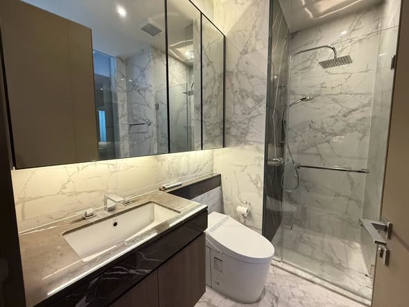 bathroom of HYDE Heritage Thonglor, Sukhumvit 59 main road