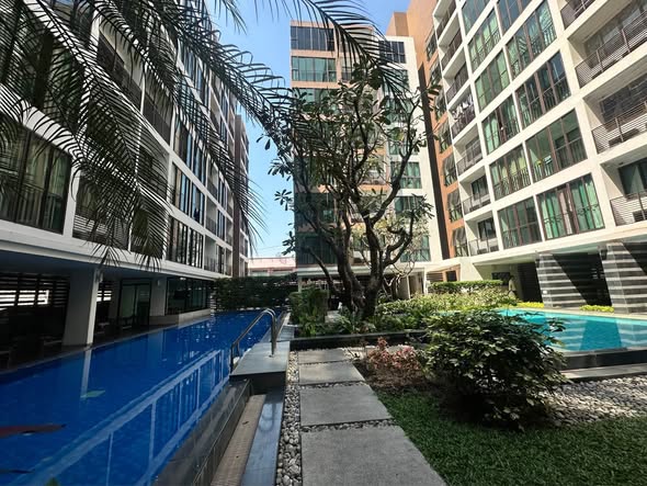 pool of Ideo Blucove Sathorn