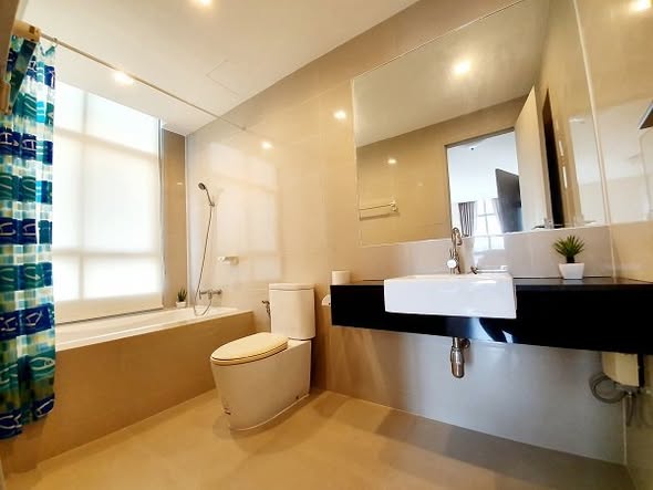 bathroom of Ideo BluCove Sukhumvit