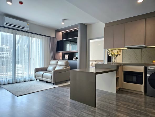 living room and kitchen of IDEO Chula-Sam Yan