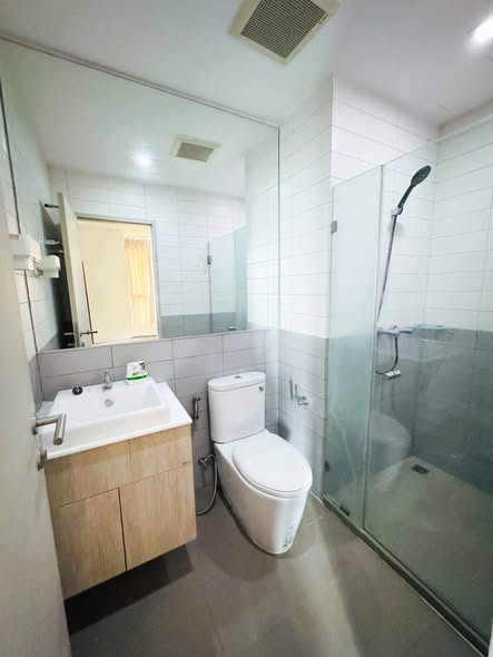 room interior and bathroom of Ideo Mobi Sathorn