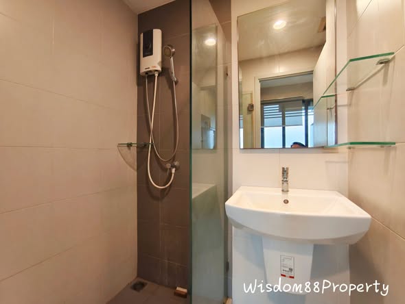 bathroom of Ideo Mobi Sukhumvit Eastgate