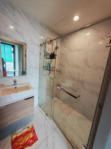 room interior and bathroom of Ideo Mobi Sukhumvit Eastpoint