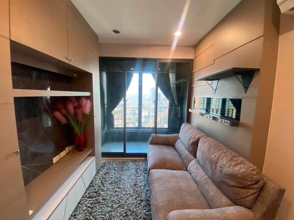 bedroom and living room of Ideo Mobi Wongsawang Interchange