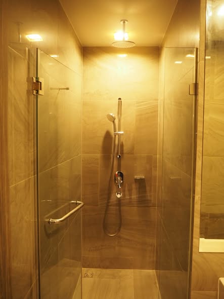 bathroom of Ideo Q Victory