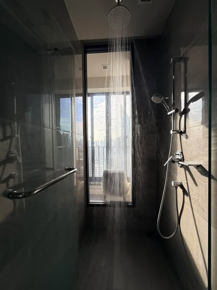 bathroom of Ideo Q Victory