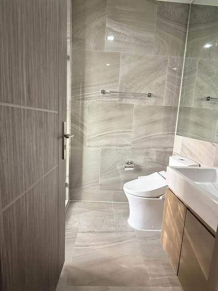 room interior and bathroom of Ideo Q Victory