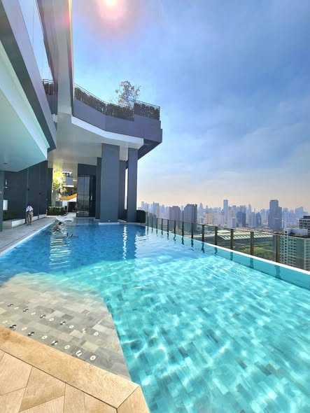 pool of IDEO Rama9 – Asoke