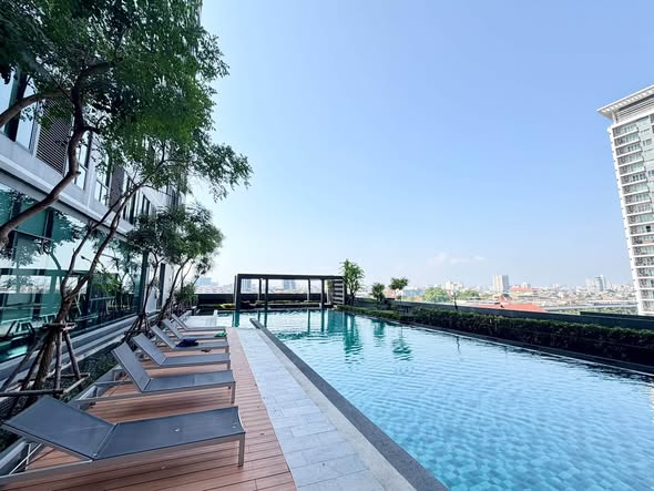 pool of Ideo Sathon-Tha Phra