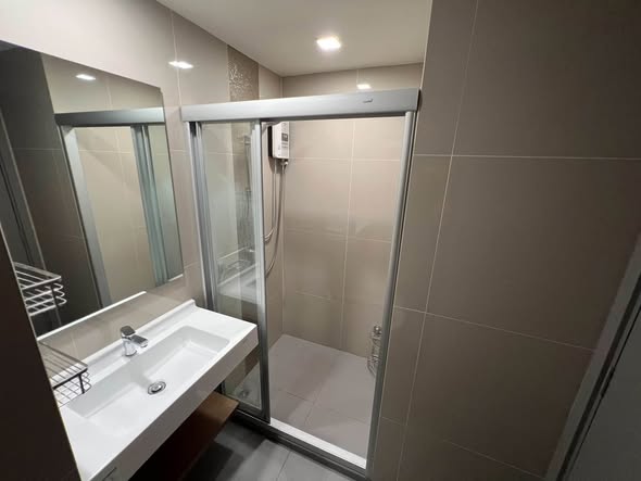 room interior and bathroom of Ideo Sathon-Wongwian Yai