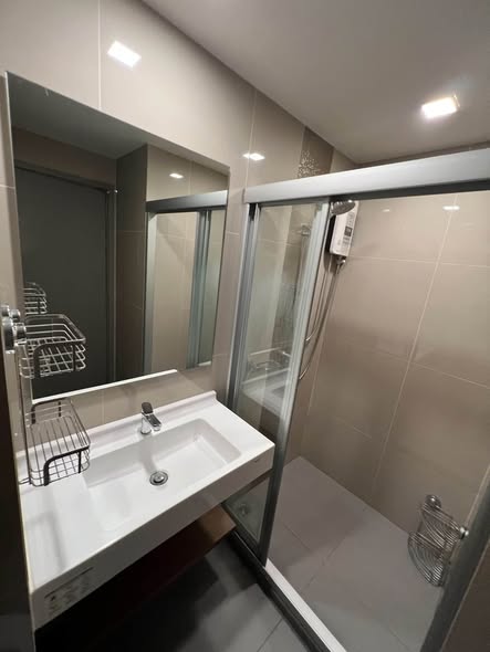 room interior and bathroom of Ideo Sathon-Wongwian Yai