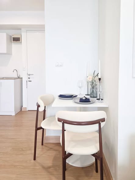 room interior of Iris Avenue