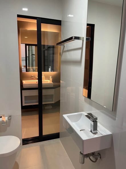 room interior and bathroom of Ivy Ampio