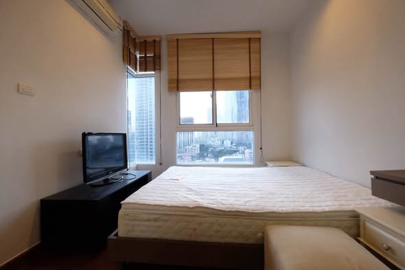bedroom of Ivy Sathon 10