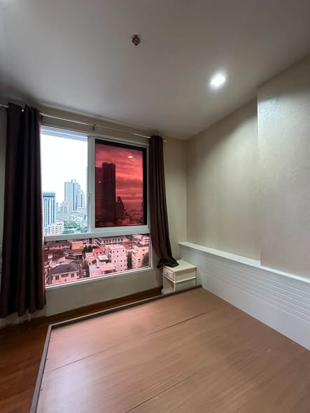 bedroom of Ivy Sathon 10