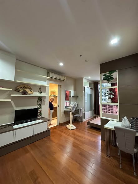 Ivy Sathon 10