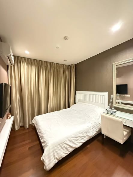 bedroom of IVY THONGLOR
