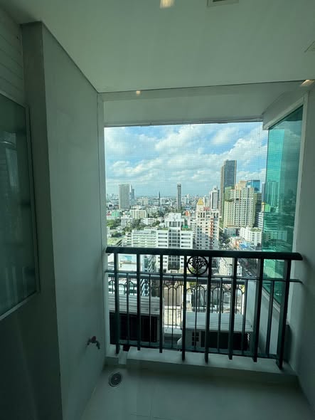 IVY THONGLOR