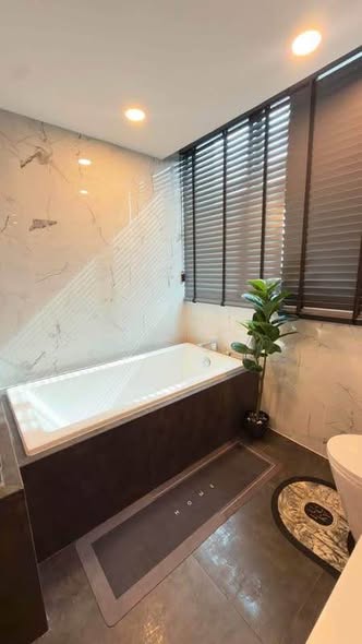 bathroom of Ken Attitude Rattanathibet