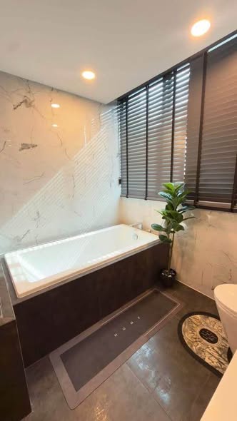 bathroom of Ken Attitude Rattanathibet