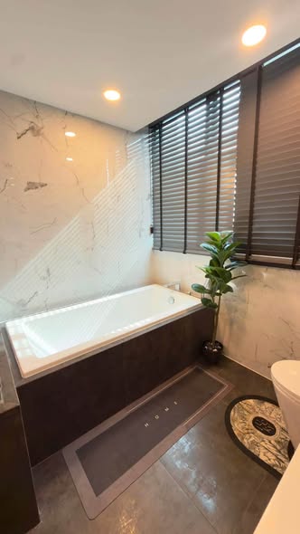 bathroom of Ken Attitude Rattanathibet