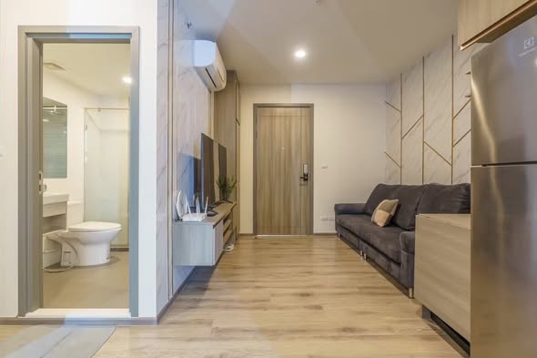 room interior and bathroom of Knightsbridge Collage Sukhumvit 107