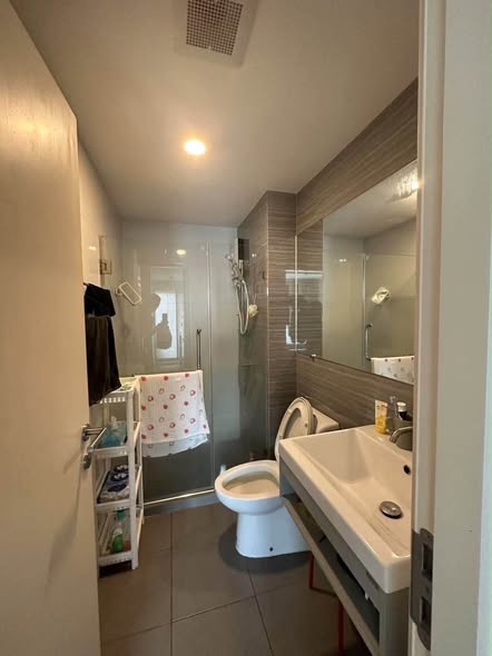 room interior and bathroom of KnightsBridge Phaholyothin Interchange